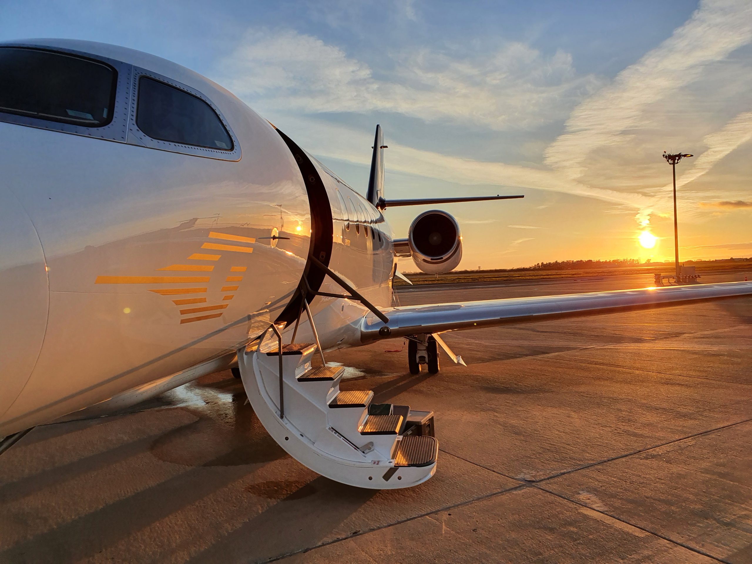Aufnahme eines Flugzeugs bei Sonnenaufgang vor einem Empty Leg Flug
