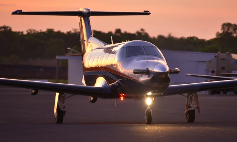 Foto eines Turboprop Flugzeugs am Boden