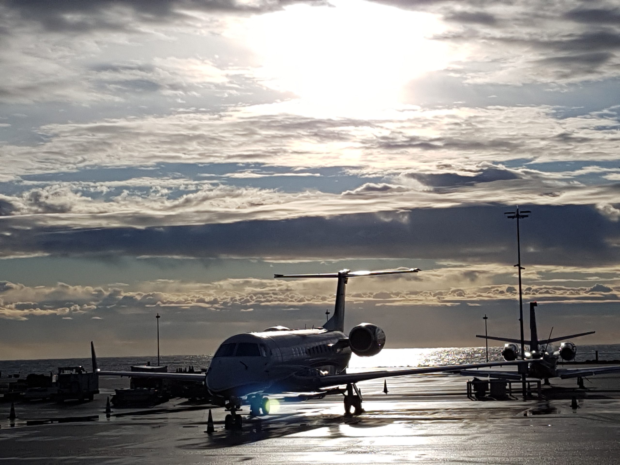 Flugzeug auf dem Flughafen von Nizza vor einem Charterflug bei Sonnenaufgang