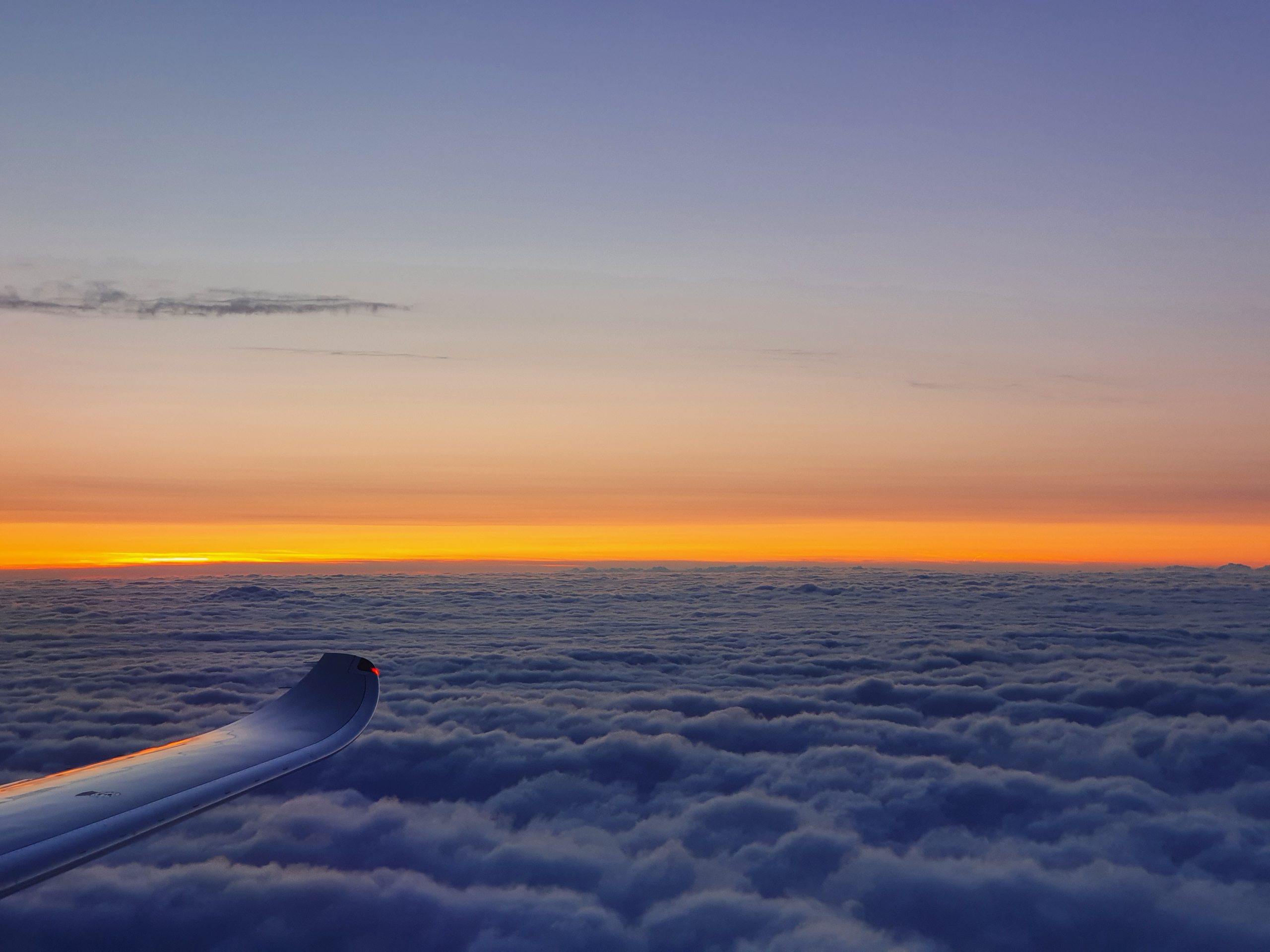 Blick aus einem Privatjet bei Sonnenuntergang