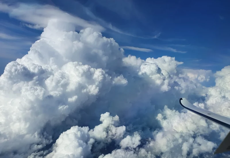 Blick auf die Wolken aus einem Privatflugzeug